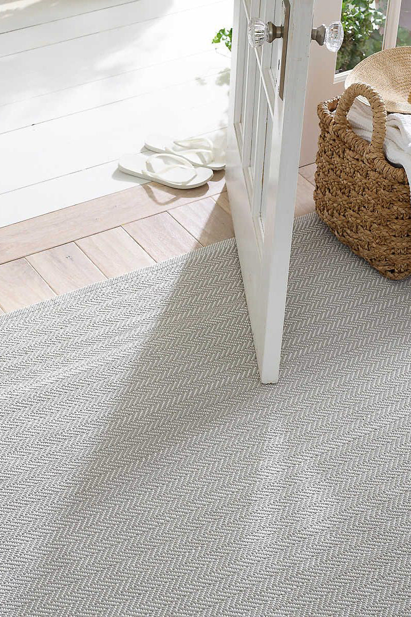 Dash & Albert Herringbone Pearl Grey/White Handwoven Indoor/Outdoor Rug 3x5