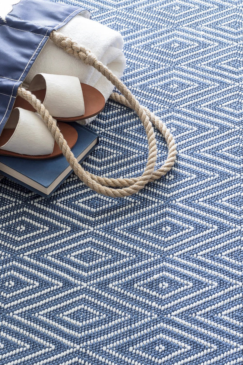 Dash & Albert Diamond Denim/White Handwoven Indoor/Outdoor Rug 2x3